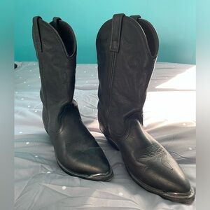 Black cowboy boots, low heel, EUC